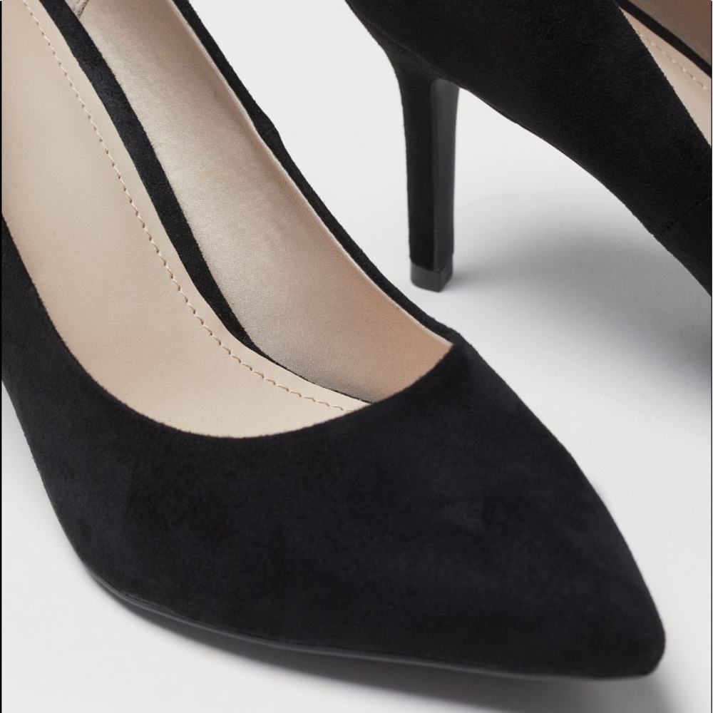 Black Pumps